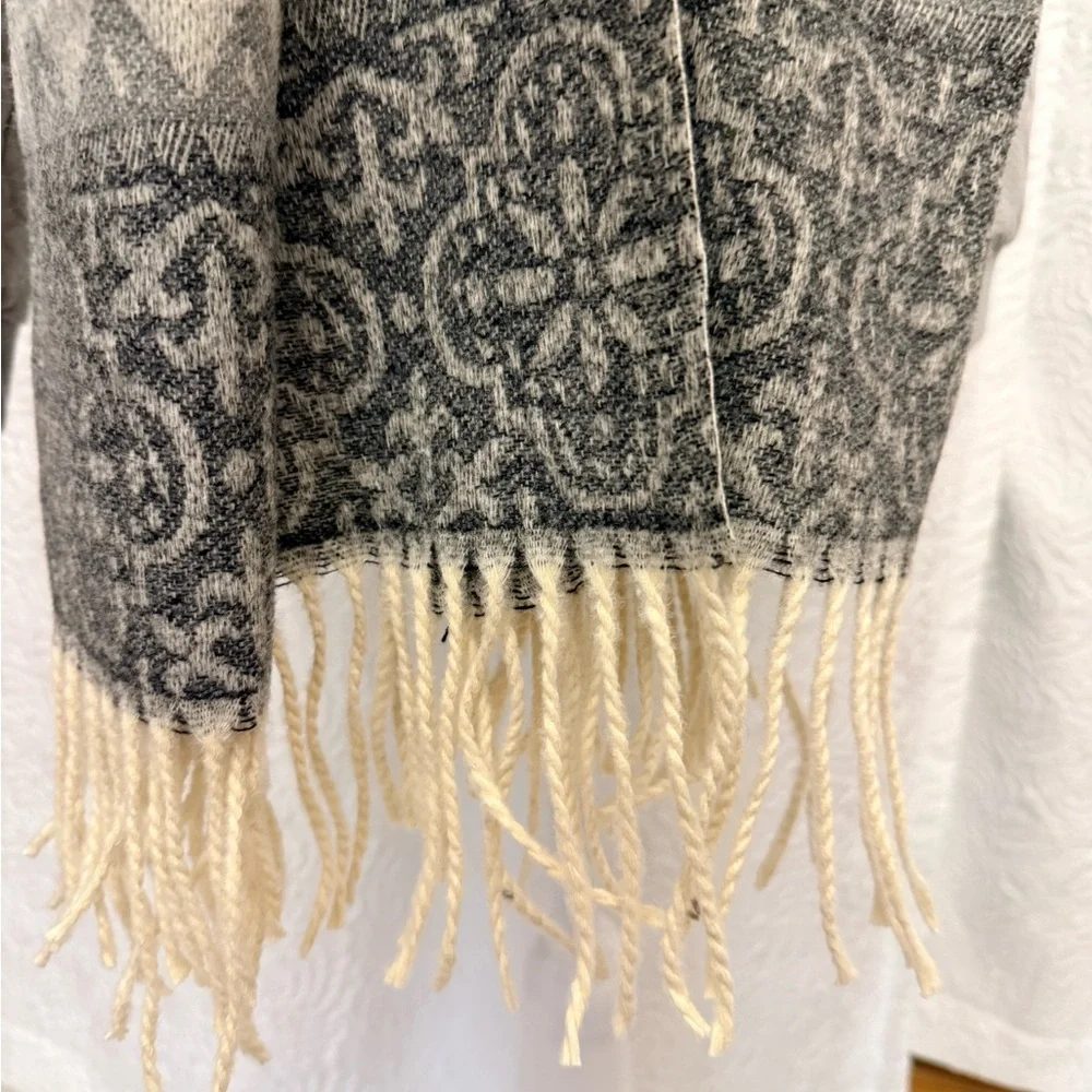 Geometric/Floral Patterned Large Blanket Scarf in Gray and Cream